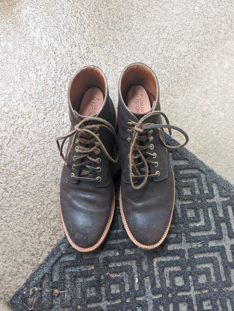 Photo by unofficiallegends on March 2, 2023 of the Grant Stone Diesel Boot in C.F. Stead Earth Waxy Commander Suede.