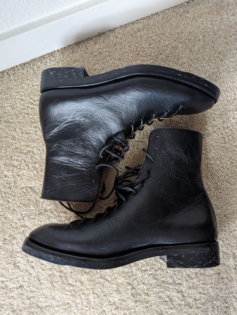 Photo by unofficiallegends on May 6, 2023 of the Briselblack The Buck Wholecut Lace to Toe in Shinki Black Teacore Horsebutt.