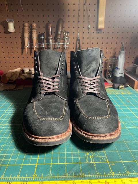 Photo by rufio on January 6, 2023 of the Alden Indy Boot in Horween Earth Chamois Roughout.