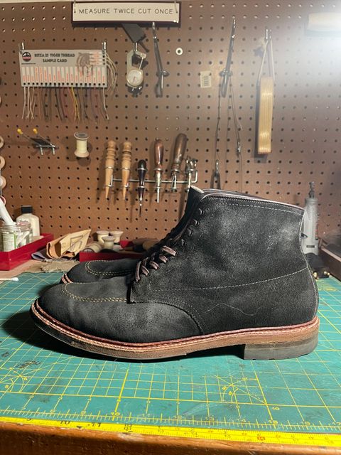 Photo by rufio on January 6, 2023 of the Alden Indy Boot in Horween Earth Chamois Roughout.