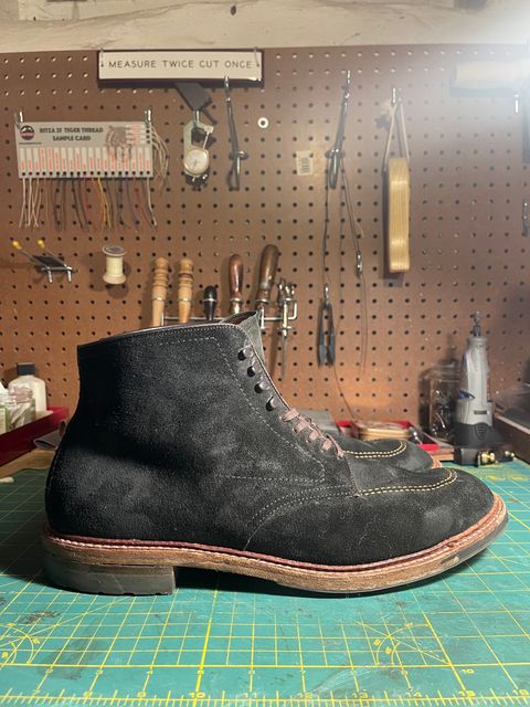 Photo by rufio on January 6, 2023 of the Alden Indy Boot in Horween Earth Chamois Roughout.