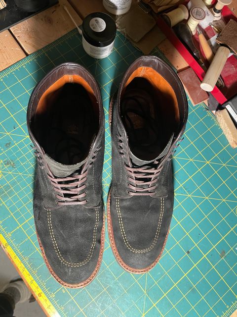 Photo by rufio on January 6, 2023 of the Alden Indy Boot in Horween Earth Chamois Roughout.