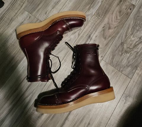 Photo by RaTiOnCrItOP on January 24, 2025 of the White's Bounty Hunter in Horween Burgundy Chromexcel Horsehide.