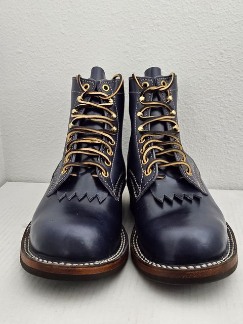 Photo by aDogNamedMerle on November 1, 2023 of the White's Stitchdown Cruiser in Maryam Navy Horsehide.