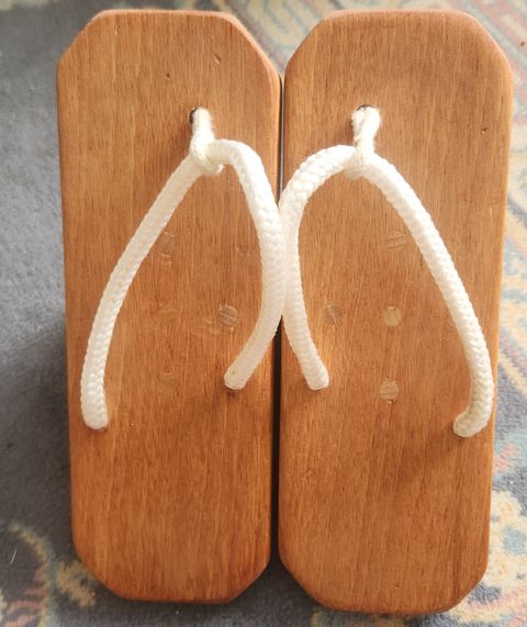 Photo by Blmader on April 3, 2026 of the Cogasaji Ippon-ba Geta in Meranti Wood (Non-leather).