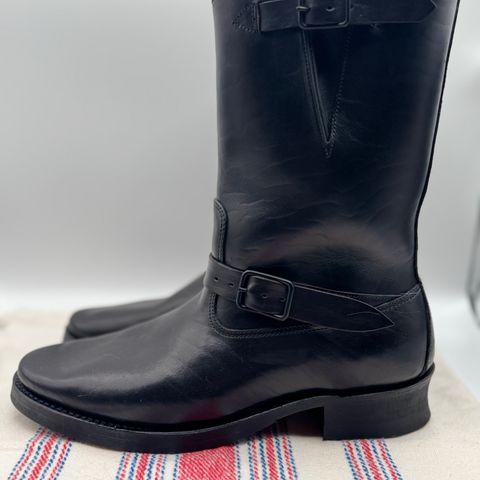 View photo of Attractions BILTBUCK Pioneer in Shinki Black Latigo Horsehide