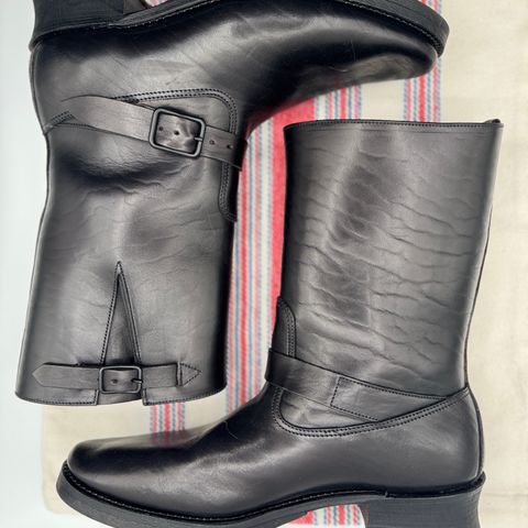 View photo of Attractions BILTBUCK Pioneer in Shinki Black Latigo Horsehide