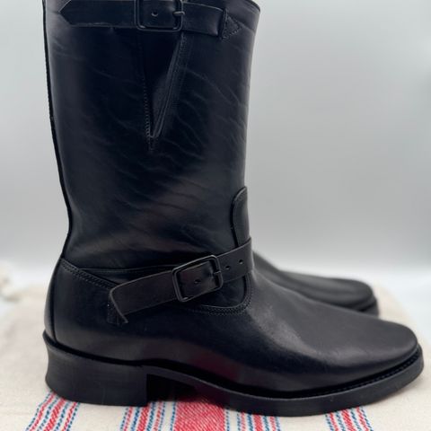 View photo of Attractions BILTBUCK Pioneer in Shinki Black Latigo Horsehide