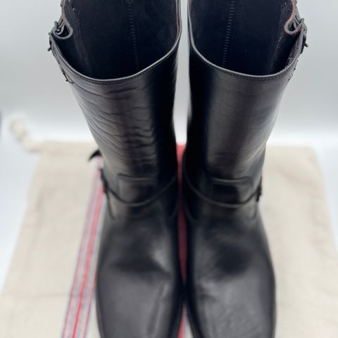 View photo of Attractions BILTBUCK Pioneer in Shinki Black Latigo Horsehide