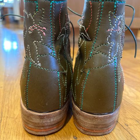 Gitty Duncan 002 in Wickett & Craig Olive English Bridle