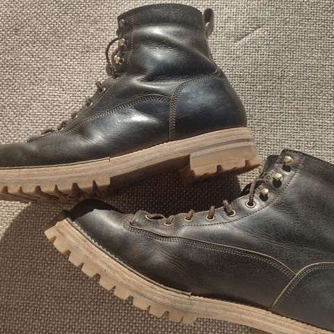 Caswell Carver in Gallun Olive Teton Stag