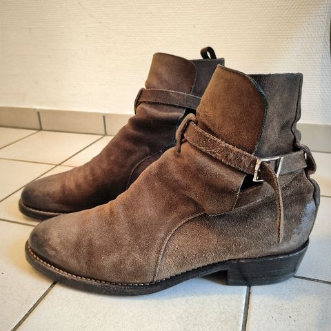 View photo of Thursday Rogue in Mocha WeatherSafe Suede