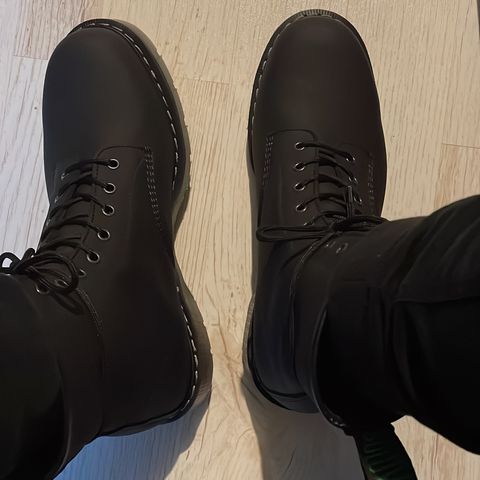 Solovair 8 Eye Derby Boot in Black Greasy