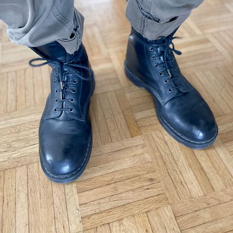Solovair 8 Eye Derby Boot in Black Greasy