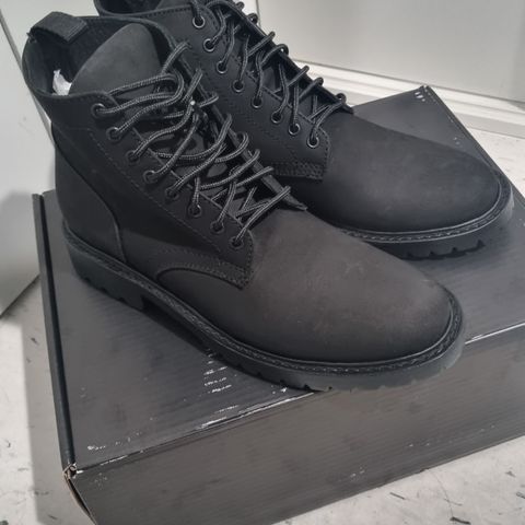 Thursday Thursday / Hero in Black Matte Rugged & Resilient