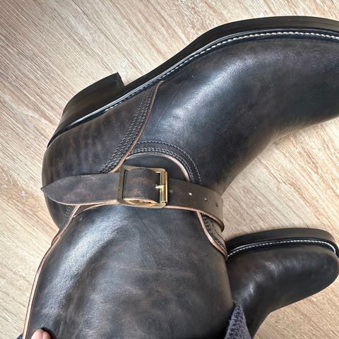 Unsung U 22-2 Engineer Boot in Maryam Natural Horsebutt Overdyed Black