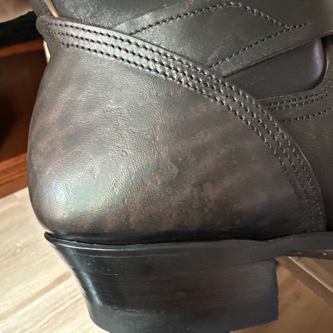 Unsung U 22-2 Engineer Boot in Maryam Natural Horsebutt Overdyed Black