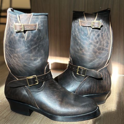 Unsung U 22-2 Engineer Boot in Maryam Natural Horsebutt Overdyed Black