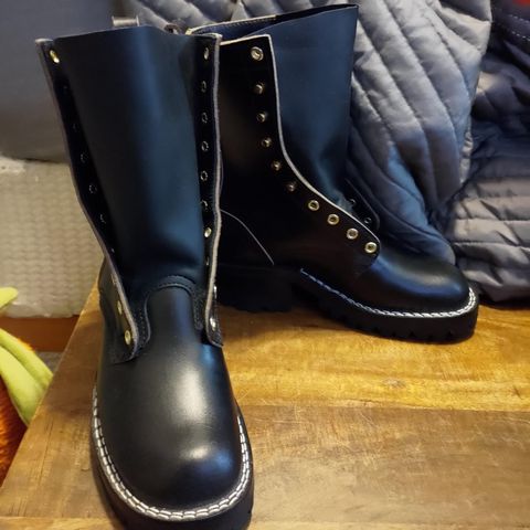 Nicks Urban Logger in Horween Black Waxed Flesh