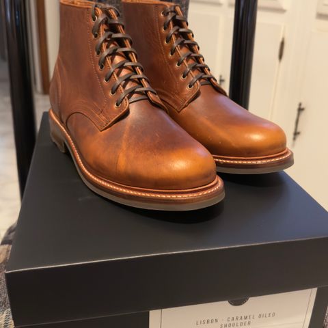 Caswell Lisbon in C.F. Stead Caramel Classic Oiled Shoulder