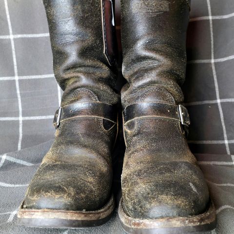 Wesco Standard And Strange Collab: The Quick Striker in Horween Olive Waxed Flesh