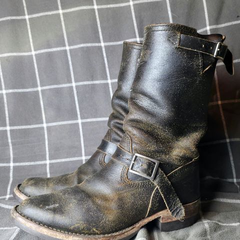 Wesco Standard And Strange Collab: The Quick Striker in Horween Olive Waxed Flesh