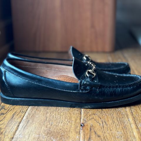Oak Street Bootmakers Bit Moc in Teacore Black Overdye Horse Rump
