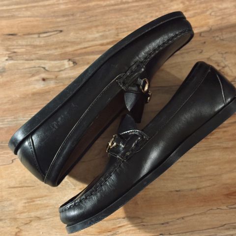 Oak Street Bootmakers Bit Moc in Teacore Black Overdye Horse Rump