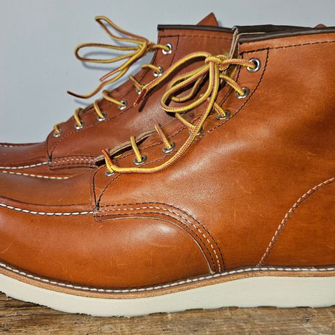 Red Wing 6-Inch Classic Moc in S.B. Foot Oro Legacy