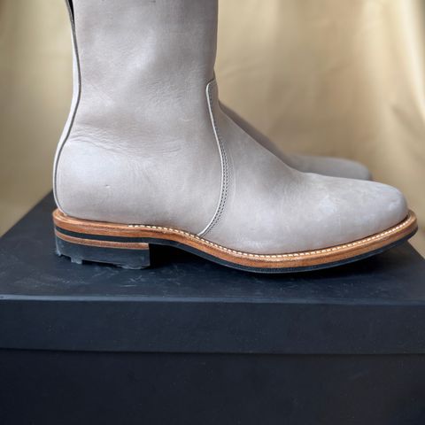 Viberg Side Zip in Maryam Light Grey Horsebutt