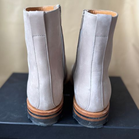 Viberg Side Zip in Maryam Light Grey Horsebutt