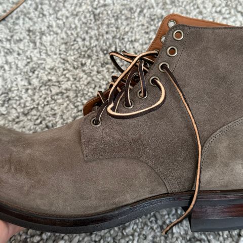 Viberg Service Boot in C.F. Stead Fog Janus Calf Suede