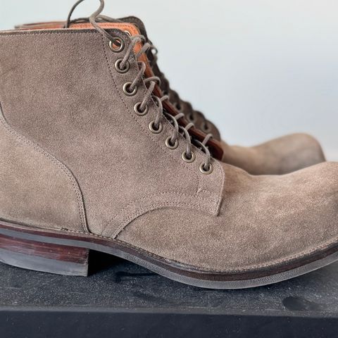 Viberg Service Boot in C.F. Stead Fog Janus Calf Suede