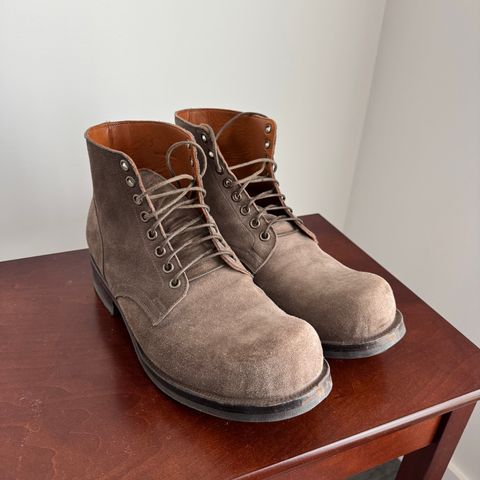 Viberg Service Boot in C.F. Stead Fog Janus Calf Suede
