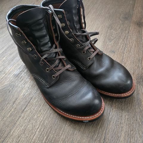 Red Wing Blacksmith in S.B. Foot Black Prairie