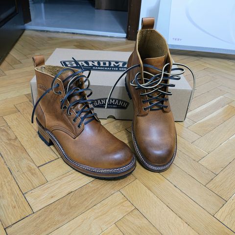 Sandmann Courthouse II in Cowhide