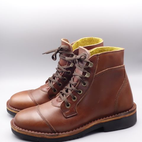 Jim Green Numzaan in Jim Green Walnut Veg Tan