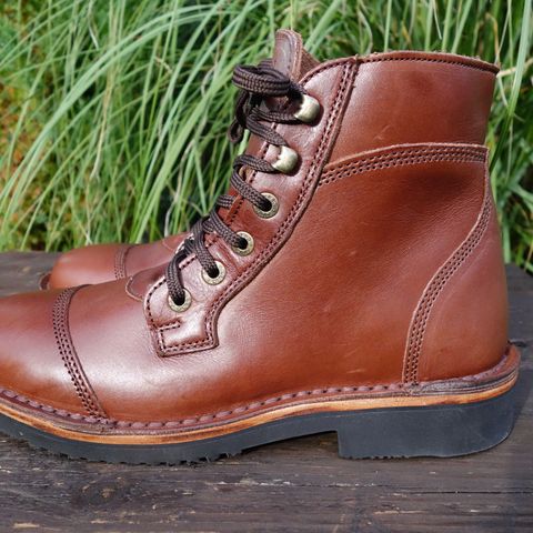 Jim Green Numzaan in Jim Green Walnut Veg Tan