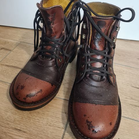 Jim Green Numzaan in Jim Green Walnut Veg Tan