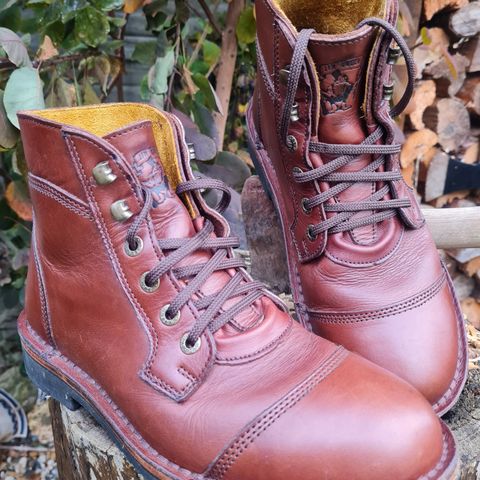 Jim Green Numzaan in Jim Green Walnut Veg Tan