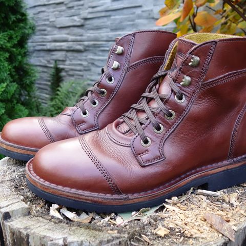 Jim Green Numzaan in Jim Green Walnut Veg Tan