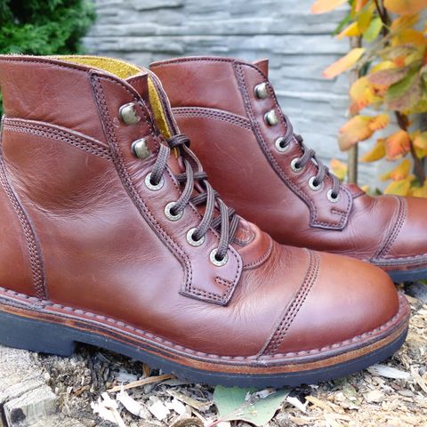 Jim Green Numzaan in Jim Green Walnut Veg Tan