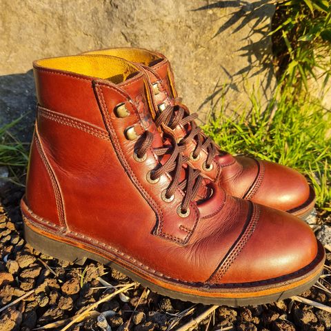 Jim Green Numzaan in Jim Green Walnut Veg Tan