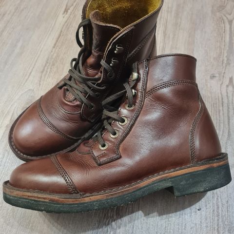 Jim Green Numzaan in Jim Green Walnut Veg Tan
