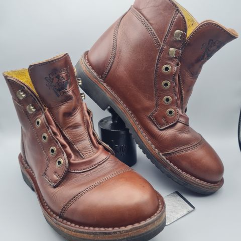 Jim Green Numzaan in Jim Green Walnut Veg Tan