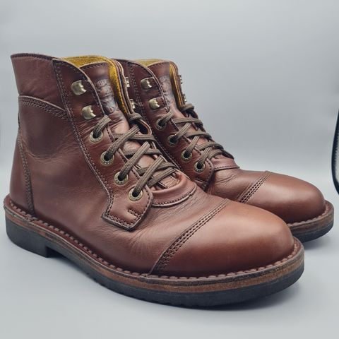 Jim Green Numzaan in Jim Green Walnut Veg Tan