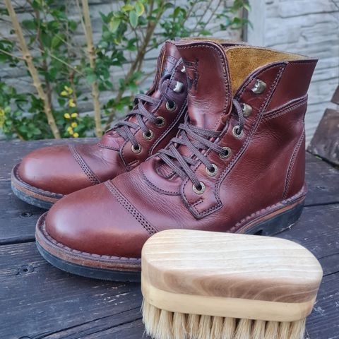 Jim Green Numzaan in Jim Green Walnut Veg Tan