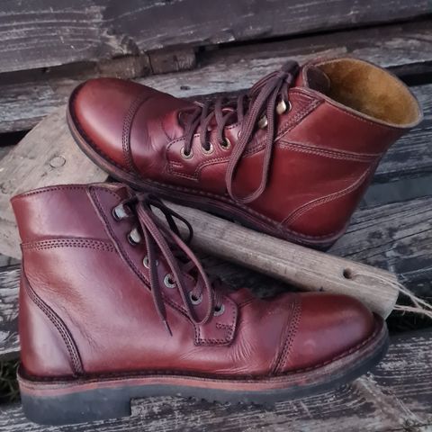 Jim Green Numzaan in Jim Green Walnut Veg Tan