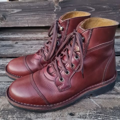 Jim Green Numzaan in Jim Green Walnut Veg Tan