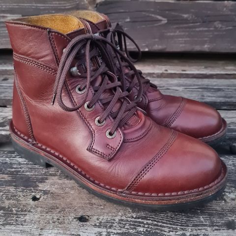 Jim Green Numzaan in Jim Green Walnut Veg Tan